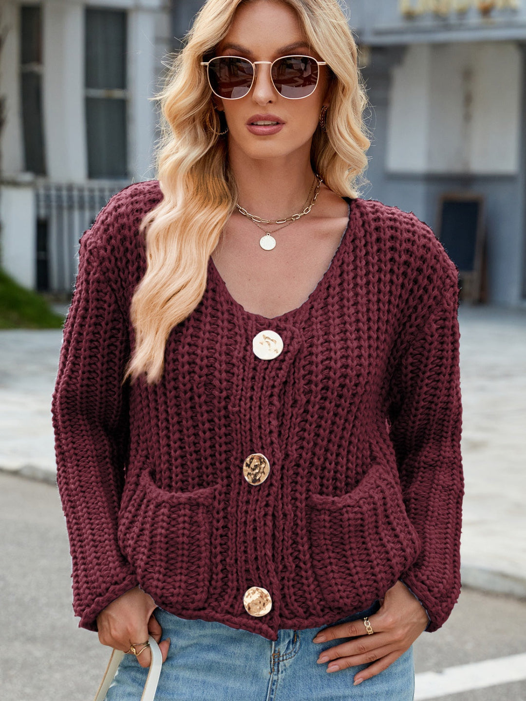 Amara | Rundhals Strickjacke mit Goldenen Knöpfen