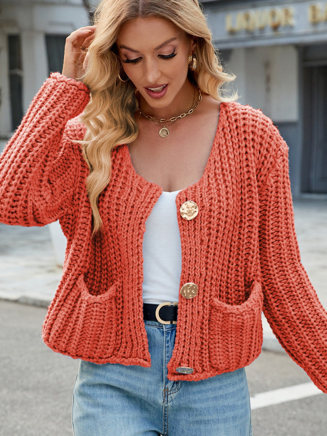 Amara | Rundhals Strickjacke mit Goldenen Knöpfen