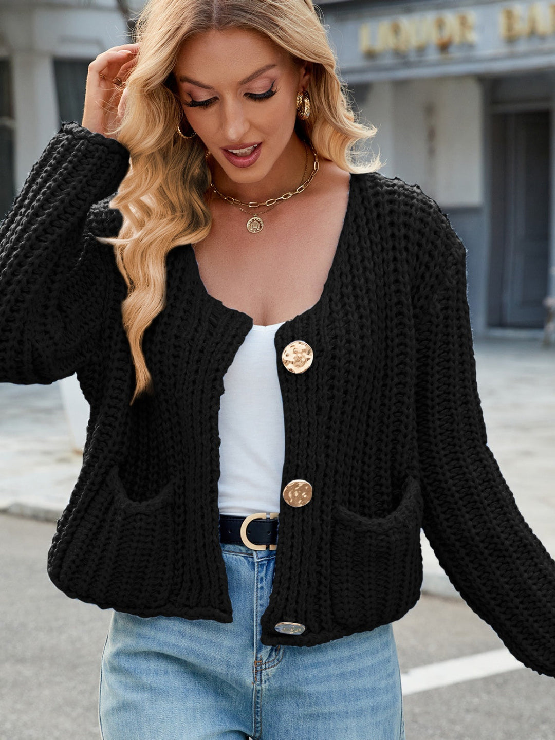 Amara | Rundhals Strickjacke mit Goldenen Knöpfen