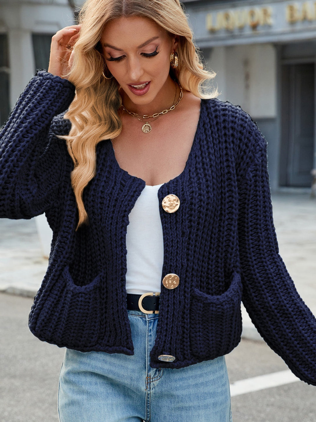 Amara | Rundhals Strickjacke mit Goldenen Knöpfen
