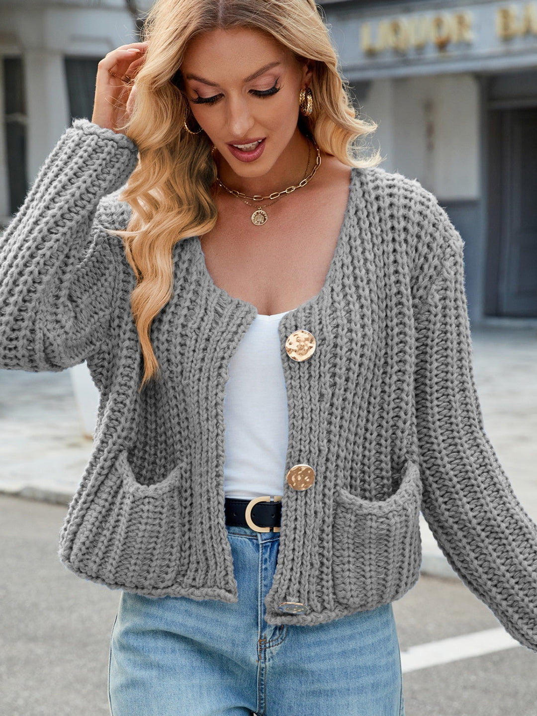 Amara | Rundhals Strickjacke mit Goldenen Knöpfen