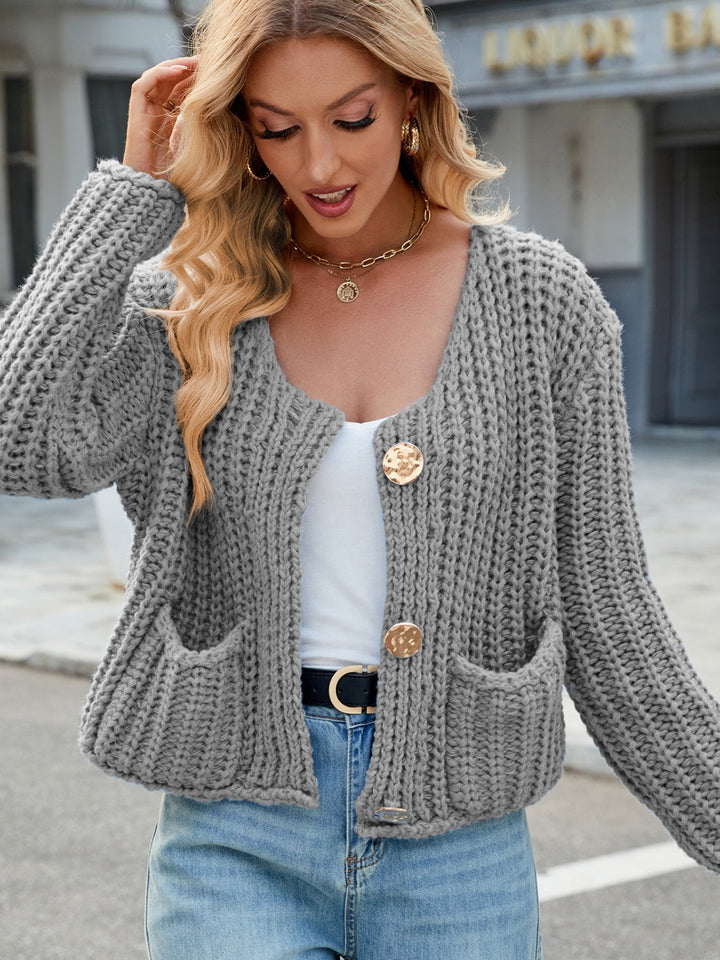 Amara | Rundhals Strickjacke mit Goldenen Knöpfen