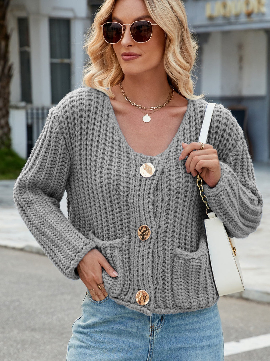 Amara | Rundhals Strickjacke mit Goldenen Knöpfen