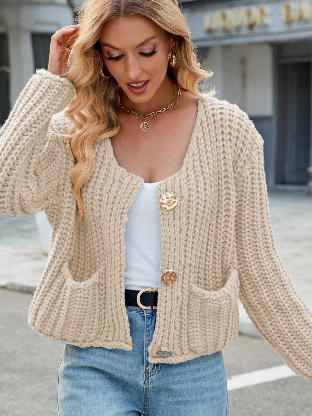 Amara | Rundhals Strickjacke mit Goldenen Knöpfen