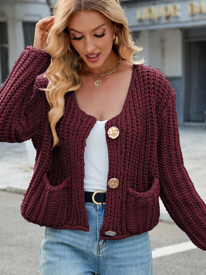 Amara | Rundhals Strickjacke mit Goldenen Knöpfen