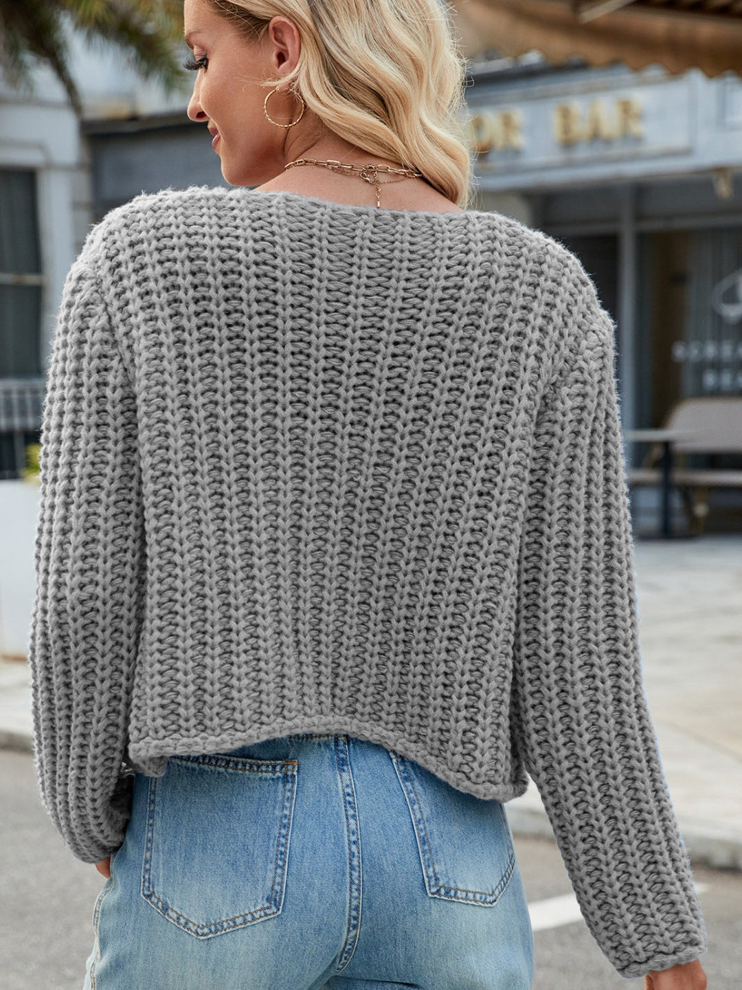 Amara | Rundhals Strickjacke mit Goldenen Knöpfen