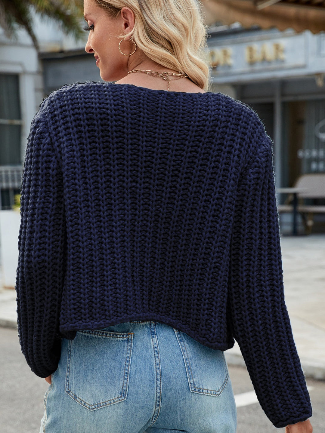 Amara | Rundhals Strickjacke mit Goldenen Knöpfen