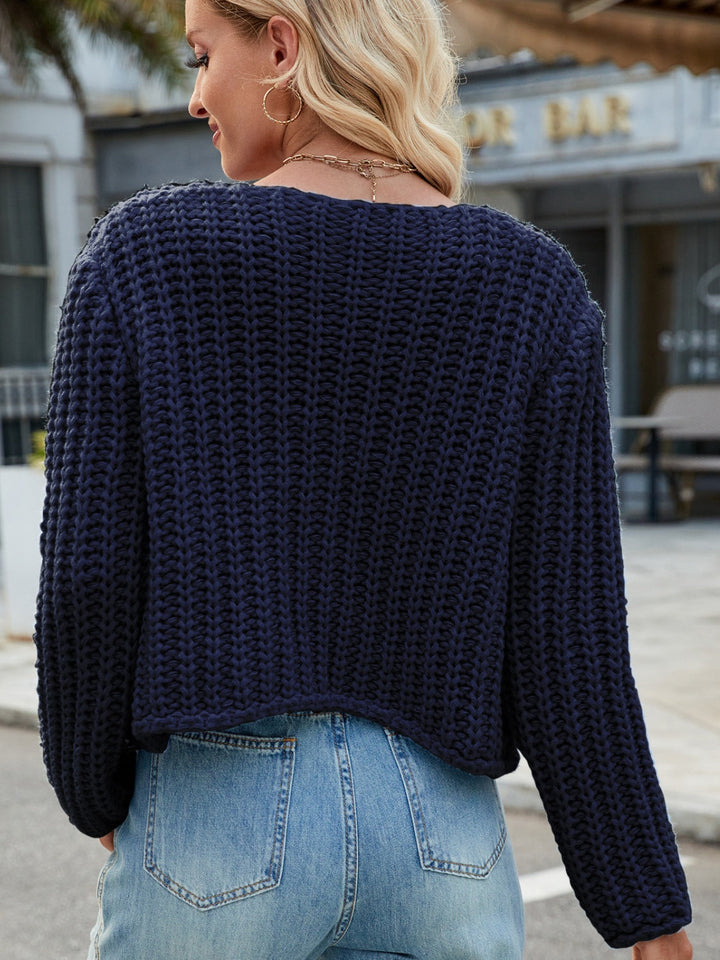 Amara | Rundhals Strickjacke mit Goldenen Knöpfen