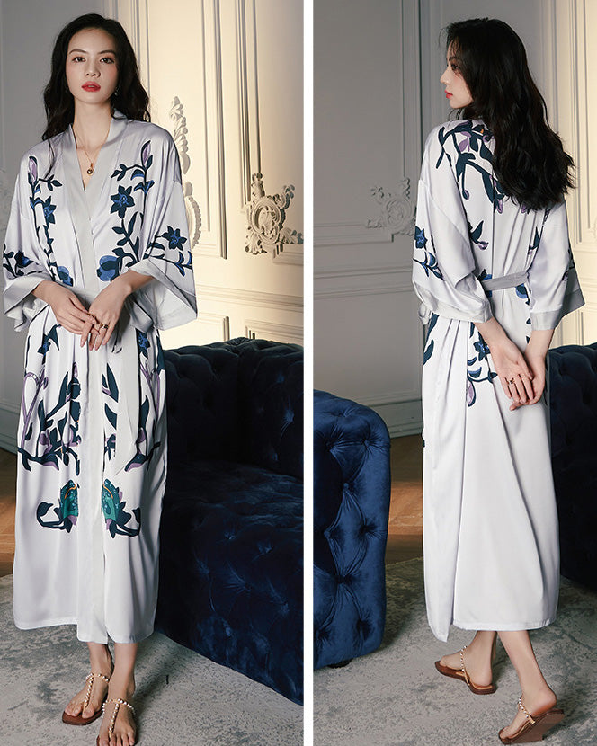 Weiße Satin-Kimono-Robe für Damen mit Marineblauem Botanik-Drucken | Luxuriöse Loungewear mit Blumenmuster