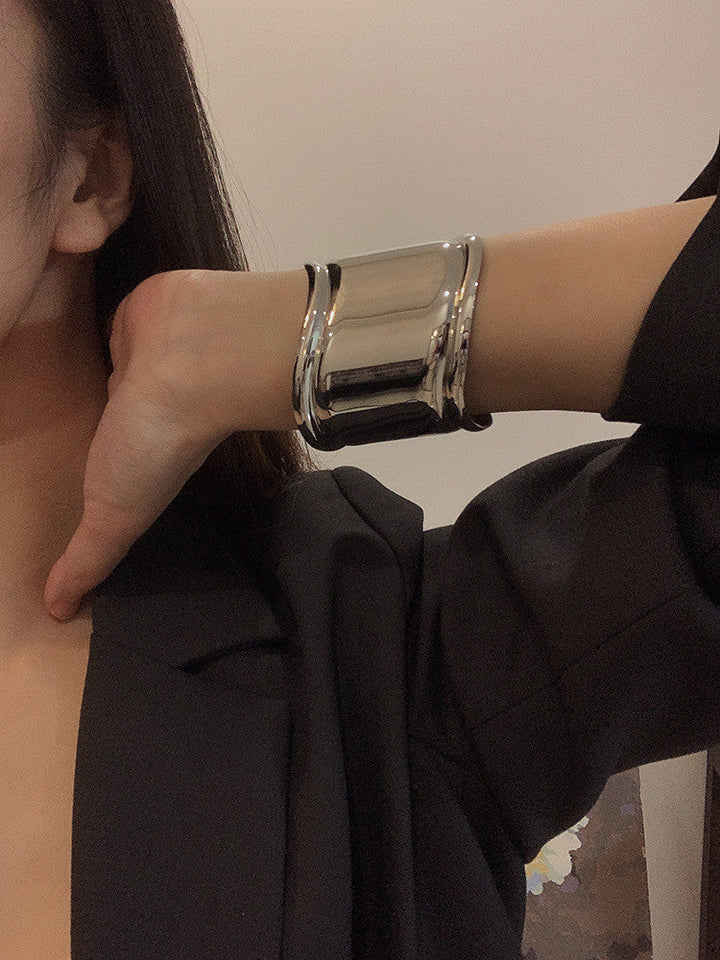 Asymmetrisches Wellenarmband