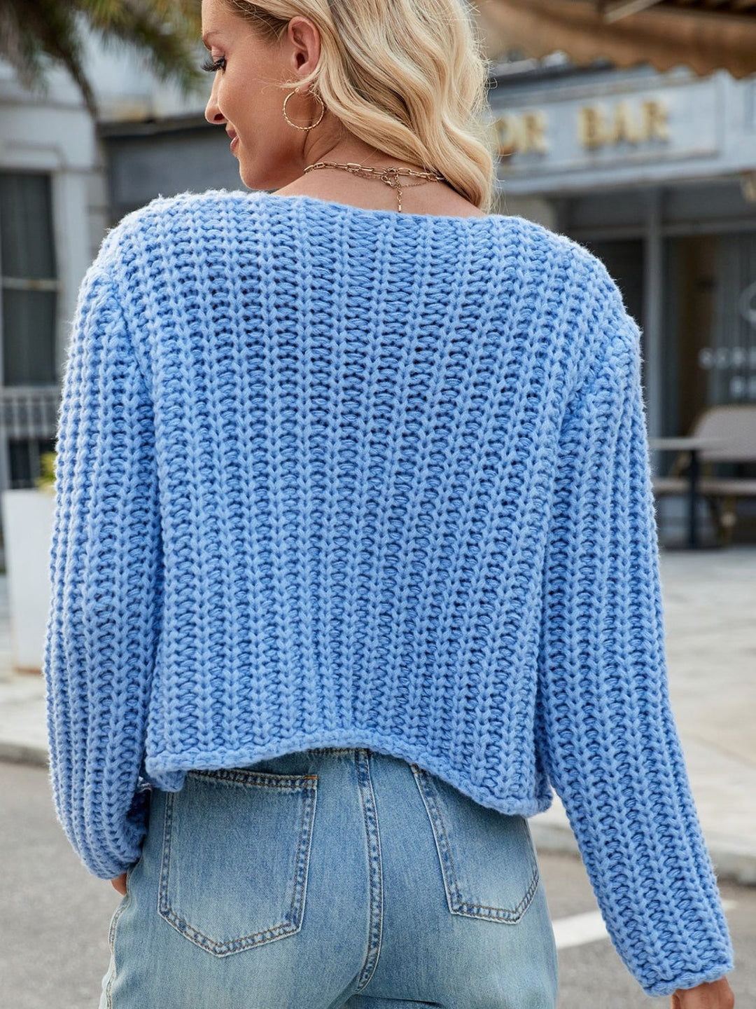 Amara | Rundhals Strickjacke mit Goldenen Knöpfen