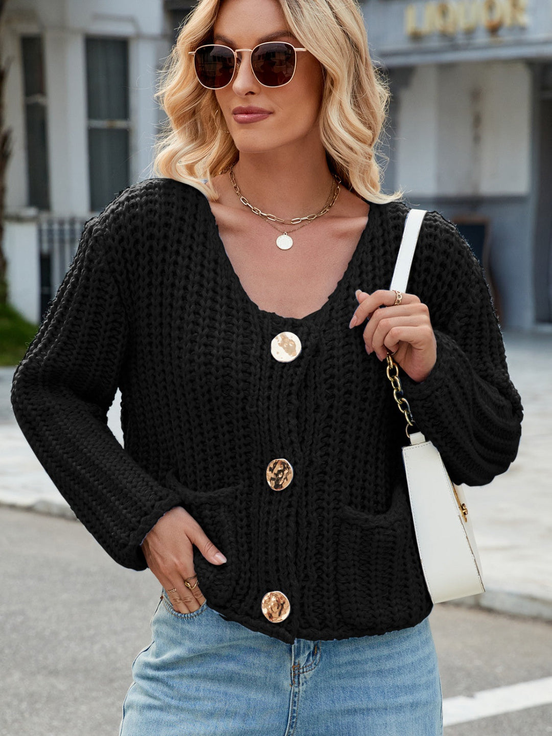 Amara | Rundhals Strickjacke mit Goldenen Knöpfen