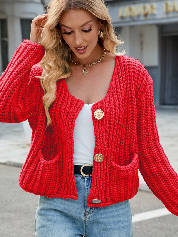 Amara | Rundhals Strickjacke mit Goldenen Knöpfen