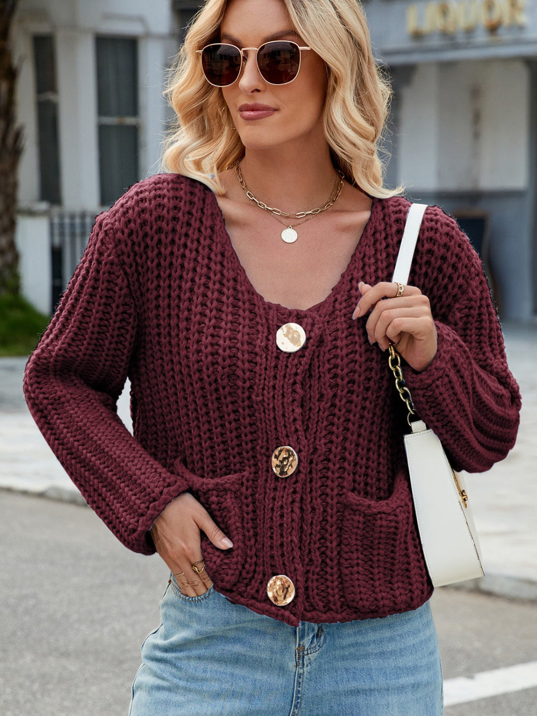 Amara | Rundhals Strickjacke mit Goldenen Knöpfen