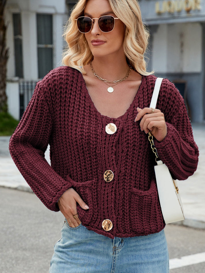 Amara | Rundhals Strickjacke mit Goldenen Knöpfen