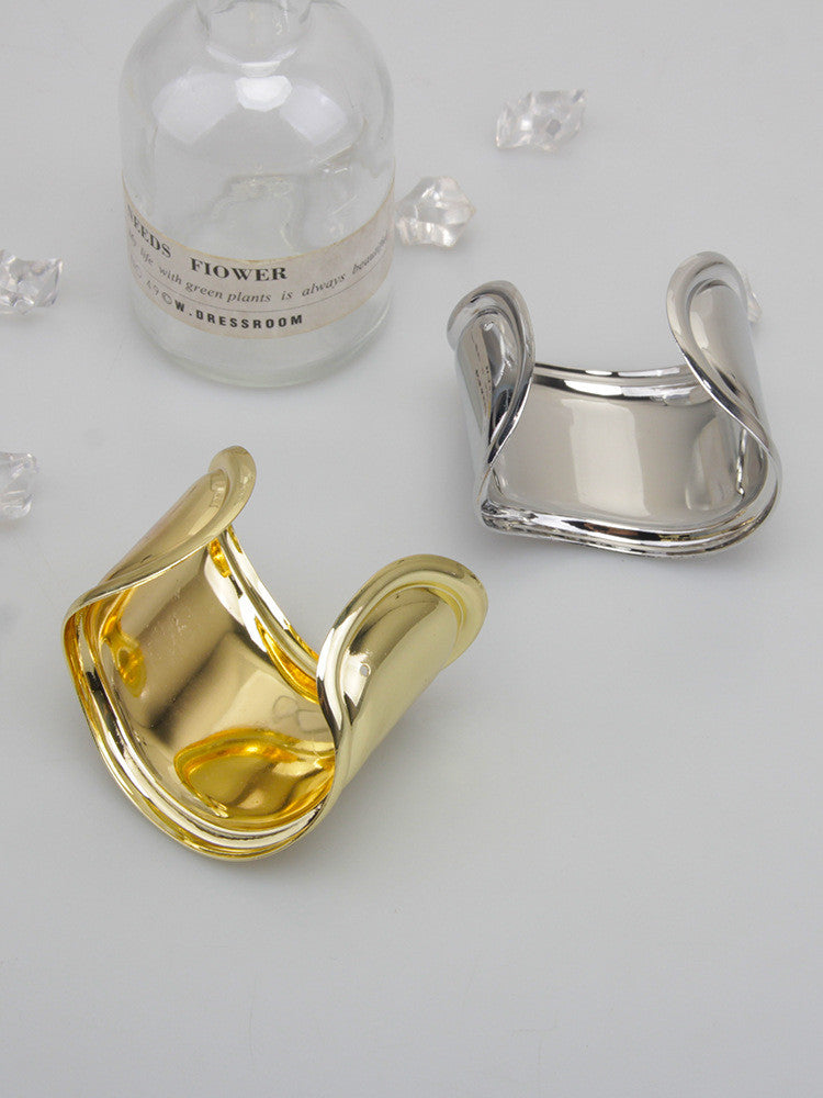 Asymmetrisches Wellenarmband