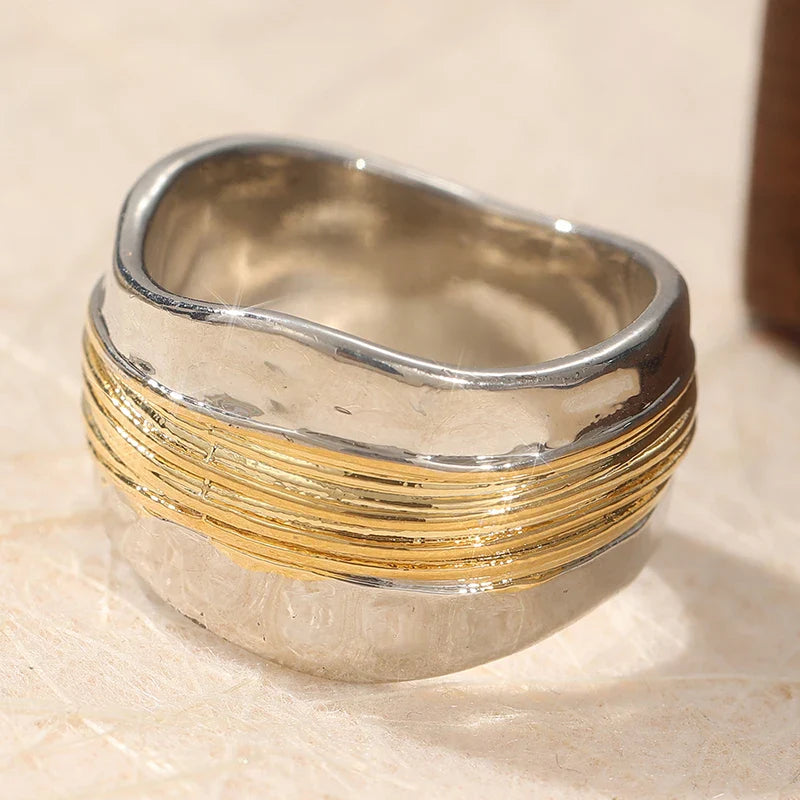 Skulpturaler Silberring mit Goldfaden-Akzenten
