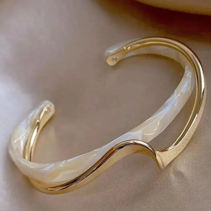 Eleganter Weißer Opal Armreif